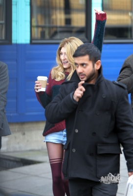 Nicola_arrives_at_a_Carphone_Warehouse_in_London_23_11_11_281629.JPG