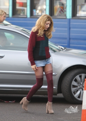 Nicola_arrives_at_a_Carphone_Warehouse_in_London_23_11_11_28829.JPG