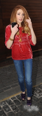 Nicola_arriving_at_Juice_FM_in_Liverpool_27_09_11_28629.jpg