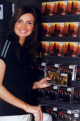 HMV_Signing_and_Performance_16_12_02_283429.jpg