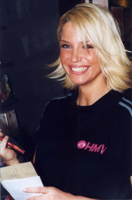 HMV_Signing_and_Performance_16_12_02_283529.jpg