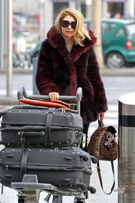 Nicola_Roberts_at_Heathrow_airport_11_12_11_281029.jpg