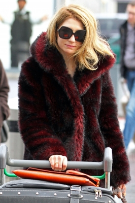 Nicola_Roberts_at_Heathrow_airport_11_12_11_281129.jpg