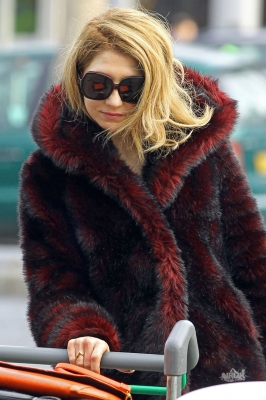 Nicola_Roberts_at_Heathrow_airport_11_12_11_28129.jpg