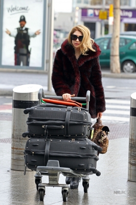 Nicola_Roberts_at_Heathrow_airport_11_12_11_281329.jpg