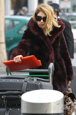 Nicola_Roberts_at_Heathrow_airport_11_12_11_28229.jpg
