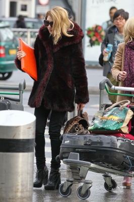 Nicola_Roberts_at_Heathrow_airport_11_12_11_28529.jpg