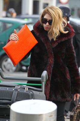 Nicola_Roberts_at_Heathrow_airport_11_12_11_28629.jpg