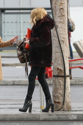 Nicola_Roberts_at_Heathrow_airport_11_12_11_28729.jpg