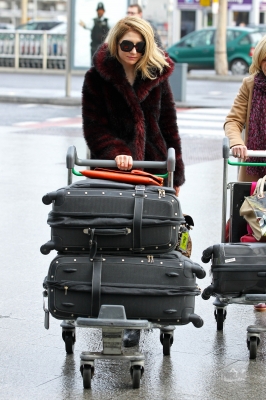 Nicola_Roberts_at_Heathrow_airport_11_12_11_28829.jpg