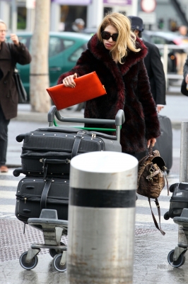 Nicola_Roberts_at_Heathrow_airport_11_12_11_28929.jpg