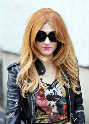 Nicola_Roberts_backstage_at_T4_on_the_Beach_10_07_11_28329.jpg