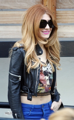 Nicola_Roberts_backstage_at_T4_on_the_Beach_10_07_11_283429.jpg