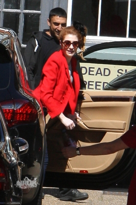 Nicola_Roberts_in_Primrose_Hill_03_05_11_28129.jpg