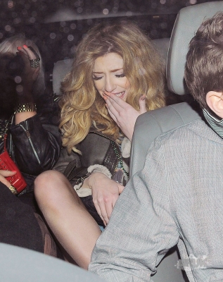 Nicola_Roberts_leaving_the_Mahiki_club_03_12_11_283929.jpg