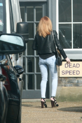 Nicola_Roberts_out_and_about_in_London_15_03_11_28529.jpg