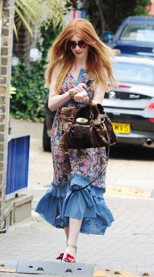 Nicola_Roberts_out_in_London_05_07_11_28329.jpg