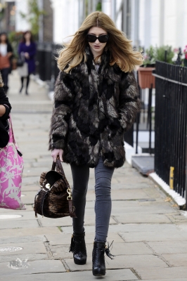 Nicola_Roberts_out_in_Primrose_Hill_09_11_11_281029.jpg