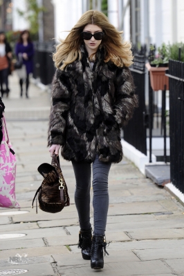 Nicola_Roberts_out_in_Primrose_Hill_09_11_11_281229.jpg
