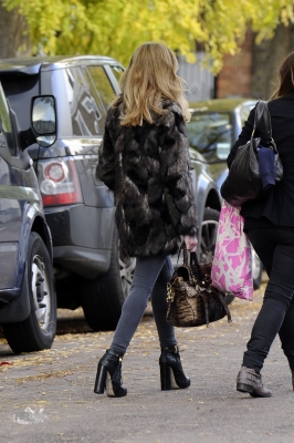 Nicola_Roberts_out_in_Primrose_Hill_09_11_11_28329.jpg