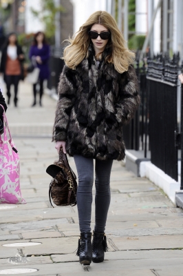 Nicola_Roberts_out_in_Primrose_Hill_09_11_11_28429.jpg