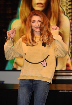 Nicola_signs_copies_of_Cinderella_s_Eyes_in_London_26_09_11_281129.jpg