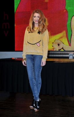 Nicola_signs_copies_of_Cinderella_s_Eyes_in_London_26_09_11_283429.jpg