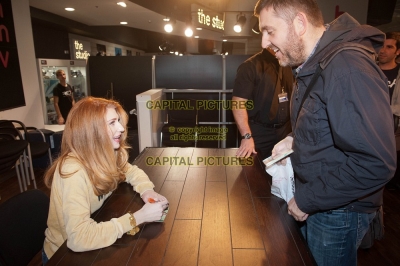 Nicola_signs_copies_of_Cinderella_s_Eyes_in_London_26_09_11_285429.jpg