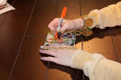 Nicola_signs_copies_of_Cinderella_s_Eyes_in_London_26_09_11_285629.jpg