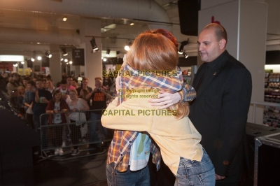 Nicola_signs_copies_of_Cinderella_s_Eyes_in_London_26_09_11_285829.jpg