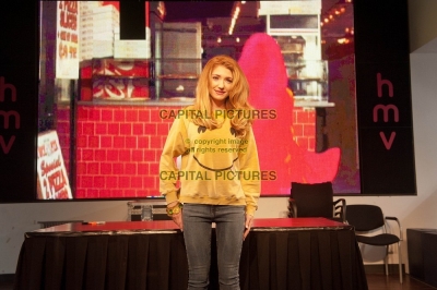 Nicola_signs_copies_of_Cinderella_s_Eyes_in_London_26_09_11_285929.jpg