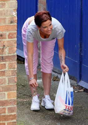Sarah_Harding_-_Filming_Run_for_your_wife_29_08_11_28129.jpg