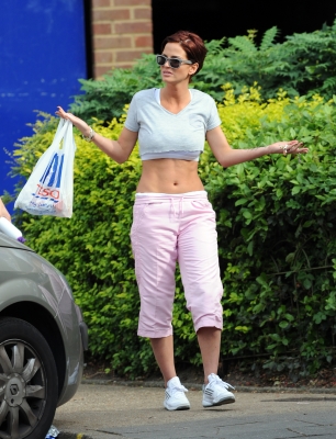 Sarah_Harding_-_Filming_Run_for_your_wife_29_08_11_28829.jpg