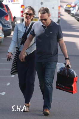 Sarah_Harding_and_Tommy_Crane_in_London_03_05_11_282129.jpg