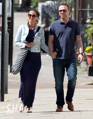 Sarah_Harding_and_Tommy_Crane_in_London_03_05_11_282629.jpg