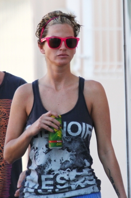 Sarah_Harding_and_Tommy_out_in_Ibiza_08_07_11_28229.jpg