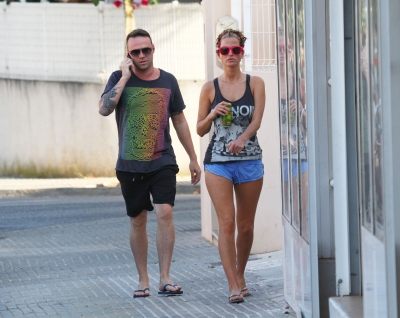 Sarah_Harding_and_Tommy_out_in_Ibiza_08_07_11_28429.jpg