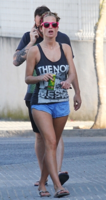 Sarah_Harding_and_Tommy_out_in_Ibiza_08_07_11_28629.jpg