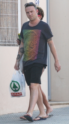 Sarah_Harding_and_Tommy_out_in_Ibiza_08_07_11_28829.jpg