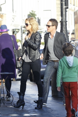 Sarah_Harding_at_a_cafe_in_Primrose_17_12_11_281129.JPG