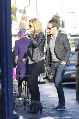 Sarah_Harding_at_a_cafe_in_Primrose_17_12_11_281329.JPG