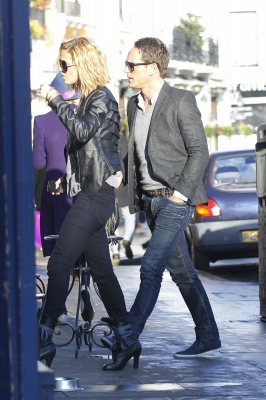 Sarah_Harding_at_a_cafe_in_Primrose_17_12_11_281429.JPG