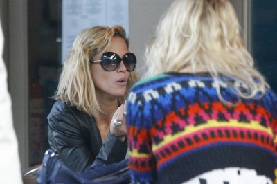 Sarah_Harding_at_a_cafe_in_Primrose_17_12_11_281529.JPG