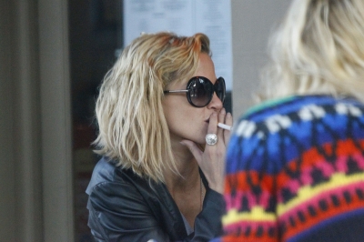 Sarah_Harding_at_a_cafe_in_Primrose_17_12_11_281829.JPG