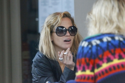Sarah_Harding_at_a_cafe_in_Primrose_17_12_11_282029.JPG