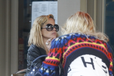 Sarah_Harding_at_a_cafe_in_Primrose_17_12_11_282229.JPG