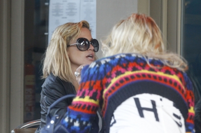 Sarah_Harding_at_a_cafe_in_Primrose_17_12_11_282329.JPG