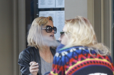 Sarah_Harding_at_a_cafe_in_Primrose_17_12_11_282529.JPG