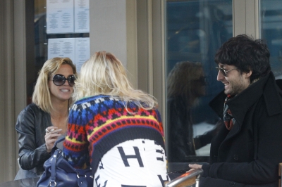 Sarah_Harding_at_a_cafe_in_Primrose_17_12_11_282829.JPG