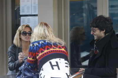Sarah_Harding_at_a_cafe_in_Primrose_17_12_11_282929.JPG